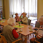 Fröhliche Kaffeetafel in der Cafeteria